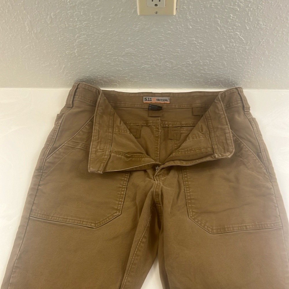 Men’s 5/11 tactical khakis.